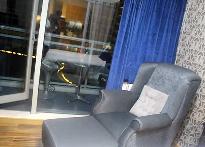 호텔 Azure Urban A4 Near Airport Mall With Wavepool 3*